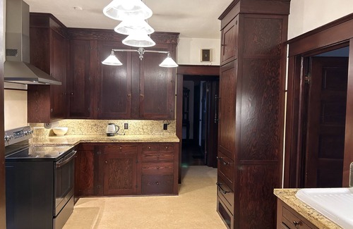 Woodstock House | Cozy 3BR Home in Trendy Woodstock with Family Amenities