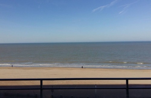 Ostend City Centre Apartment | Retro 70's Apartment with Ocean Views & High Guest Rating