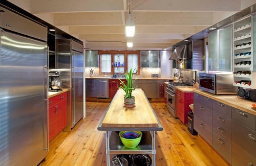 Pownal House | Vintage BARN Apartment: Pool, Hot Tub & Pet Friendly Stay