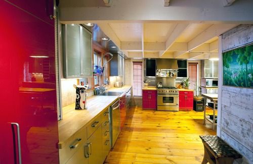 Pownal House | Vintage BARN Apartment: Pool, Hot Tub & Pet Friendly Stay