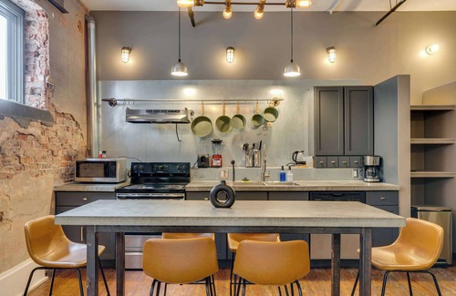 Central City Apartment | Vintage Boho Retreat | Covered Parking | Gym | DT