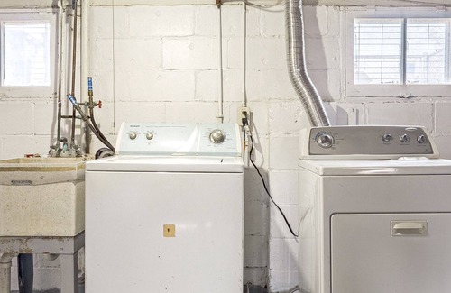 Lincoln Park House | Vintage Charm| 3BR | Free Wifi | Basement Storage Space