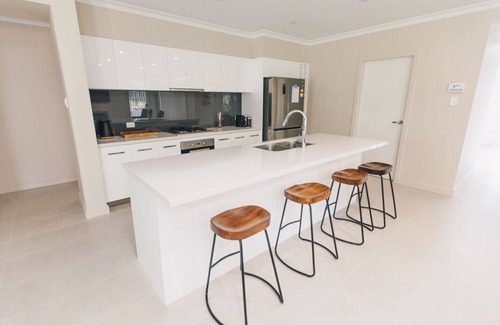 Pokolbin House | Elegant Vintage Chateau in Hunter Valley - Rated 9.8/10