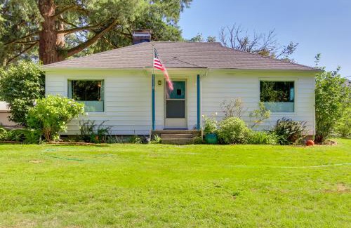 Walterville House | Charming Cottage by Leaburg Canal with Family-Friendly Yard