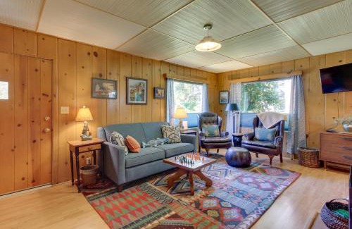 Walterville House | Charming Cottage by Leaburg Canal with Family-Friendly Yard