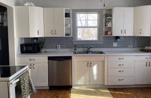 Fond du Lac House | Vintage Cottage Style 2-bedroom house with a lake view!