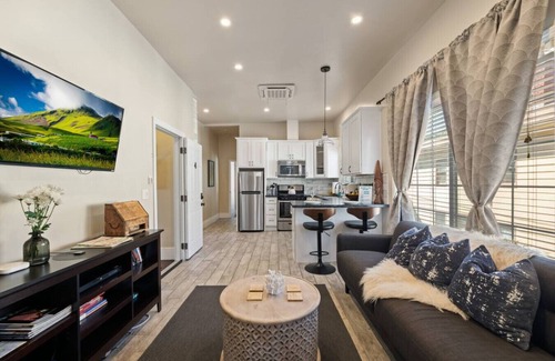 Midtown Sacramento Apartment | Historic 1890's Apartment with Breakfast & Family Amenities