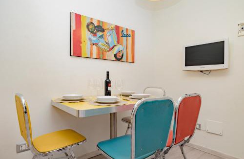 Lazzaretto Apartment | Timeless Vintage Gem - 8 Min Walk to Duomo, Free Parking