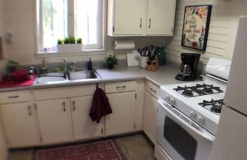 Fire Mountain Apartment | Cozy Vintage Granny Flat Near Beautiful Beach Escape