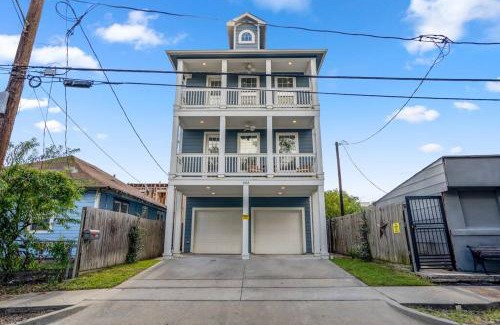 South Central Houston Apartment | Vintage Hollywood Theater House in East Downtown