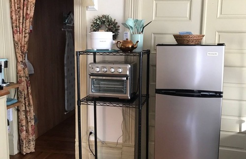 Columbia Bed & Breakfast | Charming 2-Bedroom Suite with Pool in East Campus