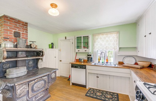 Milbridge House | Vintage Milbridge Vacation Rental ~ 6 Mi to Ocean!