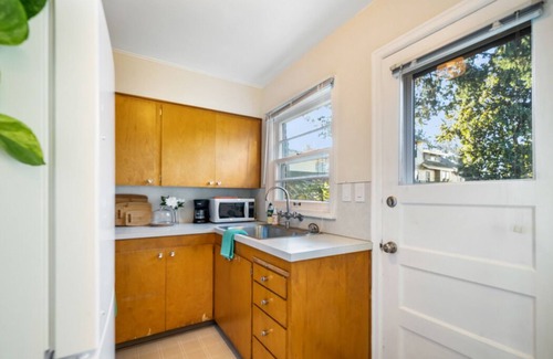 Richmond Apartment | Cozy Portland Apartment with On-Site Laundry & Spa Access