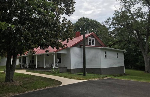 West Point House | Stylish & Modern Comfort at Wards @ Waverly - 10/10 Rated