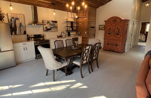 Beamsville House | Eco-Friendly Vintage Roost at Fleming Farms - Top Rated Stay