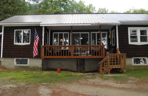 Livermore Cottage | Beautiful Vintage Cottage on Brettun’s Pond - Pet Friendly