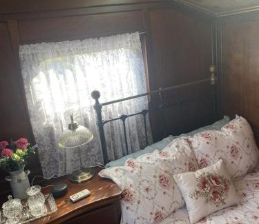 Turnchapel House | Cozy Vintage Showman's Wagon for Two Near the Beach