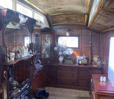 Turnchapel House | Cozy Vintage Showman's Wagon for Two Near the Beach