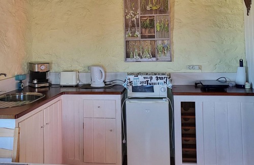 Horta Apartment | Vintage Studio in a Cottage 'Casa Anjos Cottage' with Sea View, Private Terrace and Wi-Fi