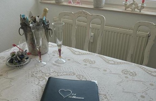 Hueckelhoven Apartment | Exceptional Vintage Traum: Guest Rated 9.6/10