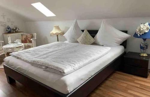 Hueckelhoven Apartment | Exceptional Vintage Traum: Guest Rated 9.6/10