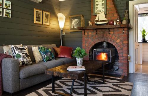 Hepburn Springs House | Viola: Pet-Friendly Retreat with 4-Star Comfort & Quality