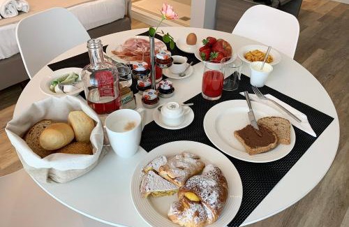 Desenzano del Garda Hotel | Inviting Viola Relais: Oceanfront Escape with Top Amenities