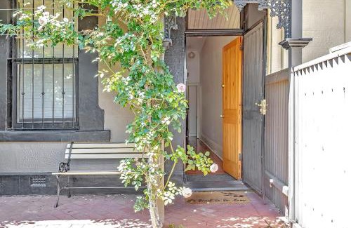Parkside House | Violet Cottage: A Serene Urban Retreat for Two Guests