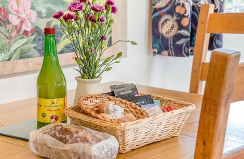 Hereford House | Violet Cottage: Family-Friendly Retreat with Perfect Ratings