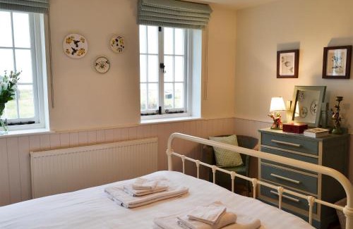 Deal House | Violet Cottage: Family and Pet Friendly 4-Star Retreat