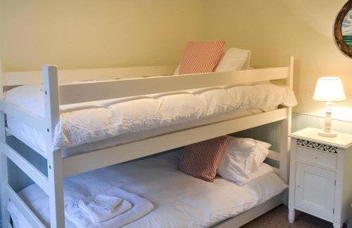 Deal House | Violet Cottage: Family and Pet Friendly 4-Star Retreat