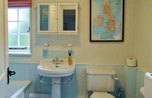 Deal House | Violet Cottage: Family and Pet Friendly 4-Star Retreat