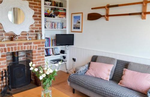 Deal House | Violet Cottage: Family and Pet Friendly 4-Star Retreat