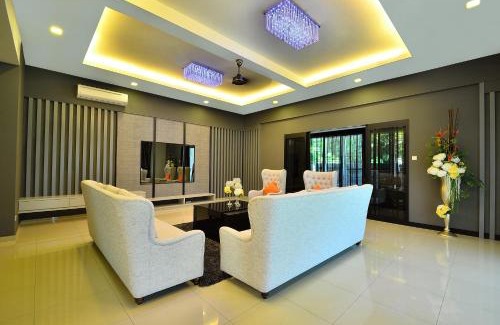 George Town Villa | Elegant Violet Service Villa with Pool and 8.6/10 Rating