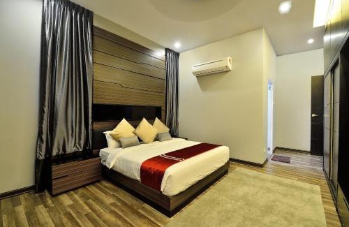 George Town Villa | Elegant Violet Service Villa with Pool and 8.6/10 Rating