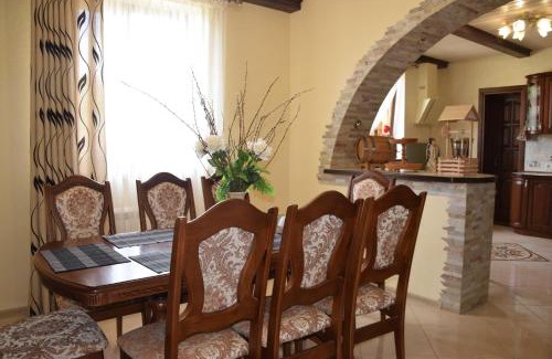 Slavske House | VIOLETTA: Guest Rated 10/10 with Pool & Breakfast Included