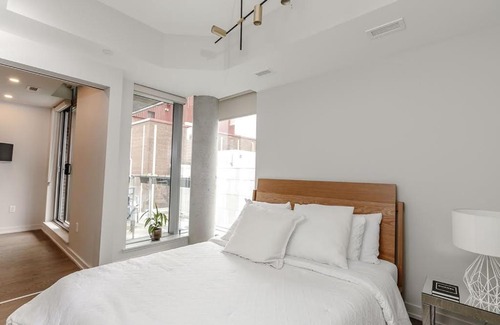 Byward Market - Parliament Hill Apartment | Elegant ViP Downtown 1 Bedroom with Hot Tub & Parking