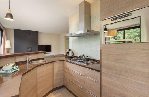 Heijen House | Elegant VIP Eden Cottage with Pool and Lake Views