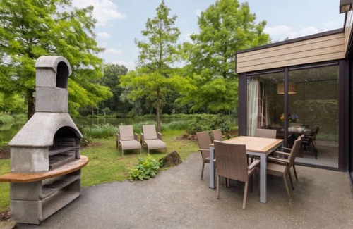 Heijen House | Relax at VIP Eden Cottage with Pool and Spa Amenities