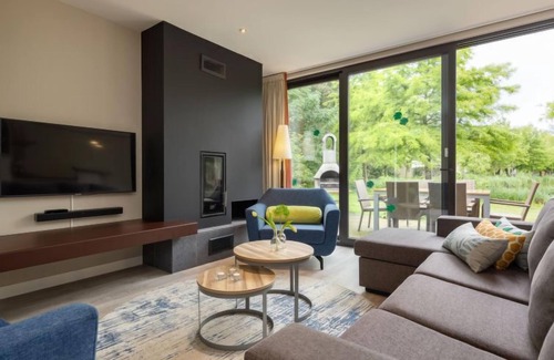 Heijen House | Relax at VIP Eden Cottage with Pool and Spa Amenities