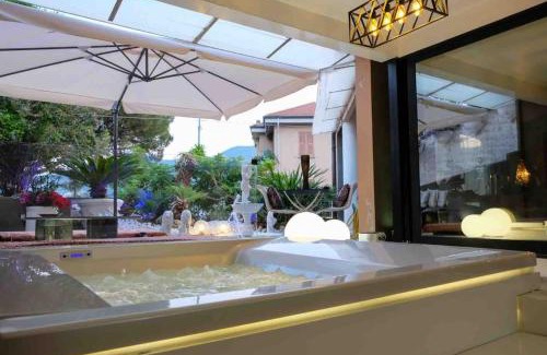 La Spezia Historic Centre Apartment | Vip garden jacuzzi seaview in the hearth of downtown