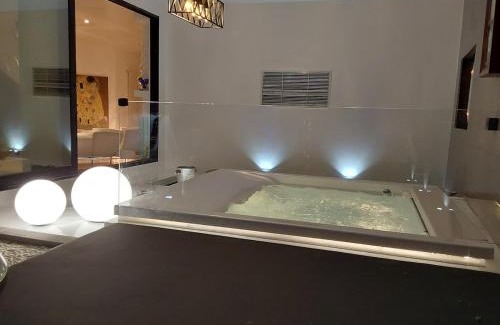 La Spezia Historic Centre Apartment | Vip garden jacuzzi seaview in the hearth of downtown