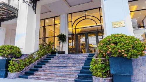 Central Mui Ne Beach Hotel | Relax at Vipol Mui Ne Hotel & Spa with Oceanfront Views