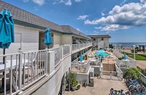 Virginia Beach Apartment | Oceanfront Studio at Virginia Beach with Pool & Balcony