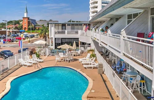 Virginia Beach Apartment | Oceanfront Studio at Virginia Beach with Pool & Balcony