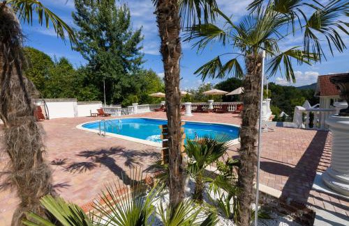 Baile Govora Resort | Virginia Gardens: Guest Rated 10/10 with Oceanfront Pool