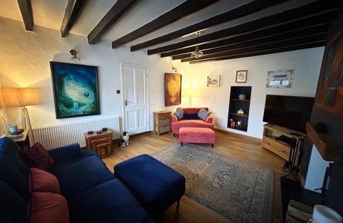 Richmond House | Virginia House: A Cozy Contemporary Cottage for Your Stay