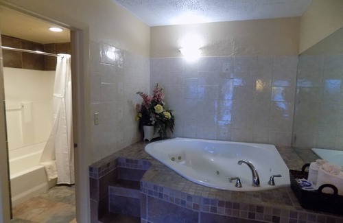 Deerfield Hotel | Inviting Virginia Inn: Pool, Breakfast & Family-Friendly Stay