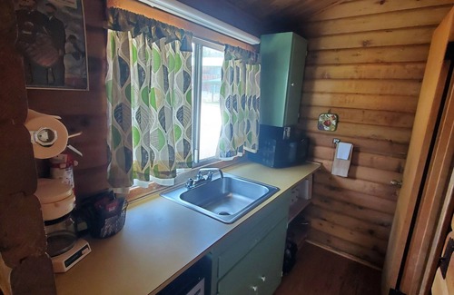Winthrop Cabin | Explore Virginian Resort: Pet-Friendly Stay with Breakfast