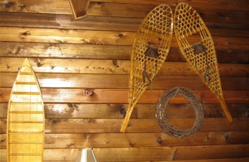 Winthrop Cabin | Explore Virginian Resort: Pet-Friendly Stay with Breakfast